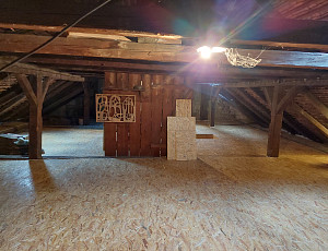 Zateplení stropu rodinného domu pomocí foukané izolace